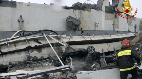 Varios vehículos quedaron debajo de los escombros de este puente de unos 100 metros de altura. / EFE - Departamento de Bomberos Italiano