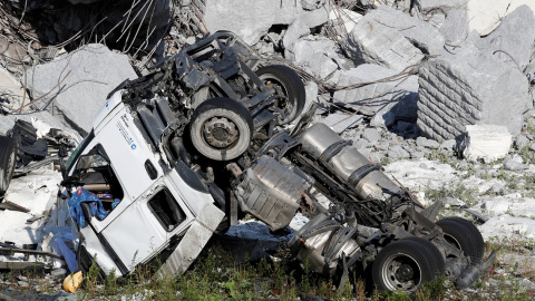 Un camión aplastado por el derrumbe del puente de Morandi. / REUTERS - Stefano Rellandini