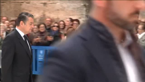 El Ministro del Interior entra al funeral de Gabriel con su bufanda en la mano El Ministro del Interior entra al funeral de Gabriel con su bufanda en la mano