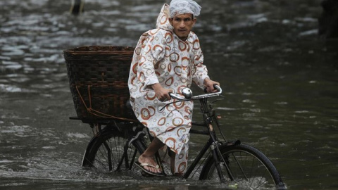 Inundaciones provocadas por el monzón en Bombay. / REUTERS / FRANCIS MASCARENHAS Inundaciones provocadas por el monzón en Bombay. / REUTERS / FRANCIS MASCARENHAS