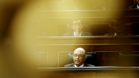El ministro de Hacienda, Cristóbal Montoro, en su escaño en el Congreso de los Diputados. REUTERS/Susana Vera El ministro de Hacienda, Cristóbal Montoro, en su escaño en el Congreso de los Diputados. REUTERS/Susana Vera
