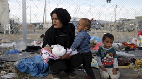 Mujer refugiada con sus hijos en Idomeni. /REUTERS Mujer refugiada con sus hijos en Idomeni. /REUTERS