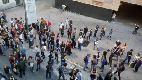 Miembros del colectivo okupa frente al nuevo edificio donde se ha instalado el Patio Maravillas. A.T.