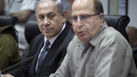 El primer ministro israelí, Benjamín Netanyahu, junto al titular de Defensa, Moshe Yaalon. REUTERS/ Baz Ratner El primer ministro israelí, Benjamín Netanyahu, junto al titular de Defensa, Moshe Yaalon. REUTERS/ Baz Ratner