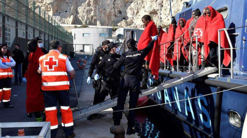 Llegada de un grupo de inmigrantes al puerto de Almería en diciembre de 2017. | CARLOS BARBA (EFE) Llegada de un grupo de inmigrantes al puerto de Almería en diciembre de 2017. | CARLOS BARBA (EFE)