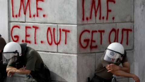 Policías antidisturbios descansan durante las violentas manifestaciones por las medidas de austeridad en Atenas en 2010. / REUTERS - YIORGOS KARAHALIS