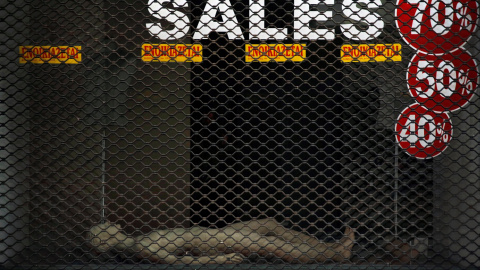Tienda cerrada en Atenas unos días antes de Navidad en una imagen de archivo. / REUTERS - YANNIS BEHRAKIS