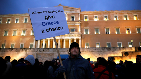 Desde que estalló la crisis de la deuda a principios de 2010, cuatro gobiernos sucesivos se han esforzado por evitar la quiebra, bajo el amparo del mayor rescate en la historia económica. / REUTERS - YANNIS BEHRAKIS