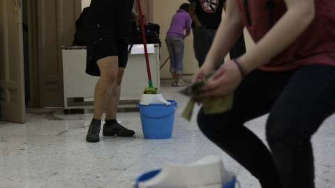 Los activistas quitan el polvo del edificio okupado en Madrid.- JAIRO VARGAS