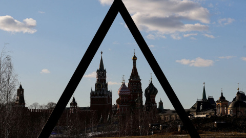 Fotografía de la Torre Spasskaya del Kremlin y la Catedral de San Basilio, en la Plaza Roja de Moscú, a 15 de marzo de 2022. Fotografía de la Torre Spasskaya del Kremlin y la Catedral de San Basilio, en la Plaza Roja de Moscú, a 15 de marzo de 2022.