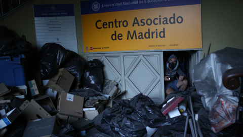 Un activista en el interior del edificio que han okupado en Madrid.- JAIRO VARGAS