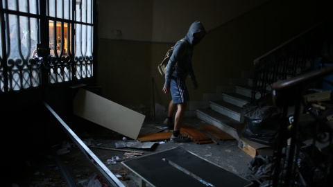 Los activistas bloquean una de las entradas del edificio que han okupado en el centro de Madrid.- JAIRO VARGAS