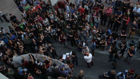 un grupo de personas se concentra en la puerta del edificio okupado en apoyo a los activistas.- JAIRO VARGAS