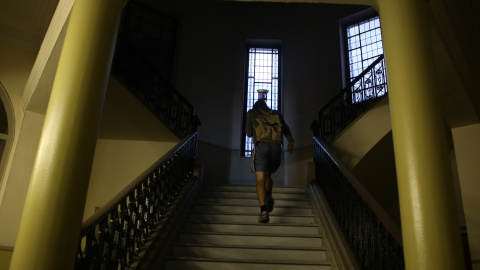 un activista recorre el interior del edificio okupado en el centro de Madrid.- JAIRO VARGAS