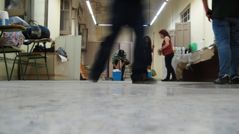 Los activistas limpian una de las salas del edificio okupado en Madrid.- JAIRO VARGAS