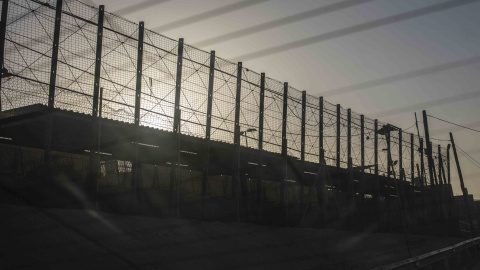 La valla de Melilla en la zona del Bario Chino, por donde intentaron saltar 450 personas el pasado viernes y el punto más débil del perímetro por su mayor antigüedad La valla de Melilla en la zona del Bario Chino, por donde intentaron saltar 450 personas el pasado viernes y el punto más débil del perímetro por su mayor antigüedad