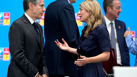 Melanie Joly, Ministra de Relaciones Exteriores de Canadá, habla con el Secretario de Estado de EEUU, Antony Blinken, durante una mesa redonda en la cumbre de la OTAN en Madrid. Melanie Joly, Ministra de Relaciones Exteriores de Canadá, habla con el Secretario de Estado de EEUU, Antony Blinken, durante una mesa redonda en la cumbre de la OTAN en Madrid.
