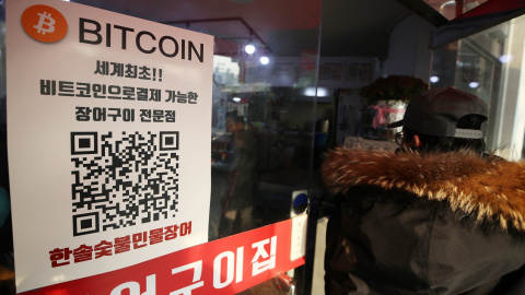 Un restaurante en Seúl anuncia en su escaparate que acepta bitcóins como moneda de pago. EFE/ Yonhap Un restaurante en Seúl anuncia en su escaparate que acepta bitcóins como moneda de pago. EFE/ Yonhap