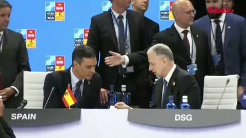 La bandera de España, al revés en la mesa de Sánchez en la cumbre de la OTAN La bandera de España, al revés en la mesa de Sánchez en la cumbre de la OTAN