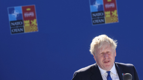 El primer ministro británico, Boris Johnson, habla con los medios cuando llega a una cumbre de la OTAN en Madrid, España, el 29 de junio de 2022. El primer ministro británico, Boris Johnson, habla con los medios cuando llega a una cumbre de la OTAN en Madrid, España, el 29 de junio de 2022.