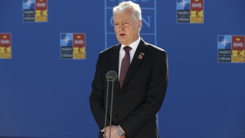 El presidente de Lituania, Gitanas Nauseda, atiende a los medios a su llegada a la primera jornada de la cumbre de la OTAN El presidente de Lituania, Gitanas Nauseda, atiende a los medios a su llegada a la primera jornada de la cumbre de la OTAN