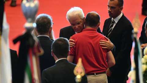 El presidente de la República italiana, Sergio Mattarella, abraza a uno de los familiares de las víctimas del derrumbe del puente Morandi, en Gónova, durante el funeral de Estado. EFE/EPA/LUCA ZENNARO El presidente de la República italiana, Sergio Mattarella, abraza a uno de los familiares de las víctimas del derrumbe del puente Morandi, en Gónova, durante el funeral de Estado. EFE/EPA/LUCA ZENNARO