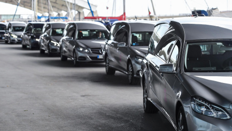 Una fila de coches fúnebres en el exterior del Centro de Exposiciones y Feria de Génova, durante el funeral de Estado por las víctimas del derrumbe del puente Morandi. EFE/EPA/SIMONE ARVEDA Una fila de coches fúnebres en el exterior del Centro de Exposiciones y Feria de Génova, durante el funeral de Estado por las víctimas del derrumbe del puente Morandi. EFE/EPA/SIMONE ARVEDA