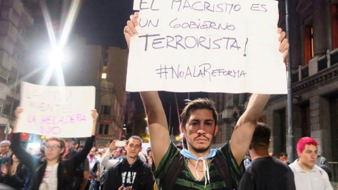 Un hombre sostiene un cartel durante una protesta en Buenos Aires. | MIREIA SEGARRA (EFE) Un hombre sostiene un cartel durante una protesta en Buenos Aires. | MIREIA SEGARRA (EFE)