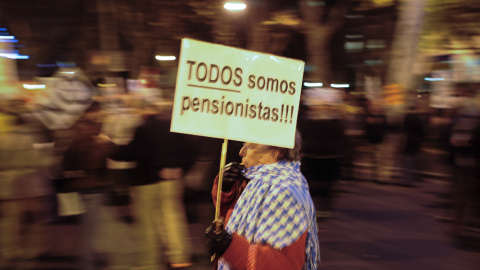 Una anciana con una pancarta que dice 'Todos somos pensionistas', en una manifestación contra las medidas del Gobierno. AFP / Pedro Armeste Una anciana con una pancarta que dice 'Todos somos pensionistas', en una manifestación contra las medidas del Gobierno. AFP / Pedro Armeste