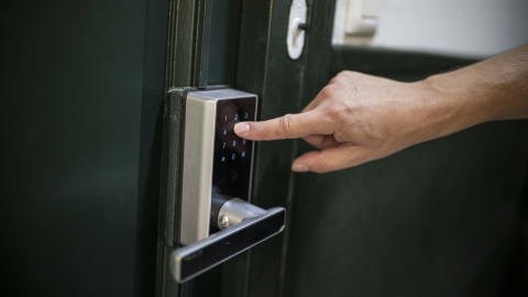 Cerraduras electrónicas instalas en uno de los pisos turísticos de la calle Santa Ana, en Madrid.- JAIRO VARGAS Cerraduras electrónicas instalas en uno de los pisos turísticos de la calle Santa Ana, en Madrid.- JAIRO VARGAS