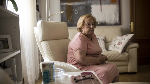 María del Carmen García, en el salón de su casa, en la calle Toledo de Madrid. Casi tres décadas después de comprar su casa, está rodeada de turistas e inquilinos que se marchan.- JAIRO VARGAS María del Carmen García, en el salón de su casa, en la calle Toledo de Madrid. Casi tres décadas después de comprar su casa, está rodeada de turistas e inquilinos que se marchan.- JAIRO VARGAS