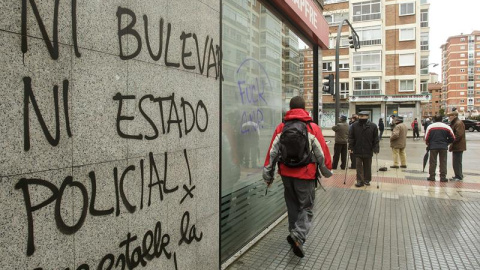 Una pintada en el barrio de Gamonal, contra el bulevar y la actuación de la policía. / Santi Otero (Efe) Una pintada en el barrio de Gamonal, contra el bulevar y la actuación de la policía. / Santi Otero (Efe)