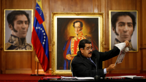 El presidente de Venezuela, Nicolas Maduro, sostiene un periódico español durante la rueda de prensa en el Palacio Miraflores. REUTERS/Carlos Garcia Rawlins El presidente de Venezuela, Nicolas Maduro, sostiene un periódico español durante la rueda de prensa en el Palacio Miraflores. REUTERS/Carlos Garcia Rawlins