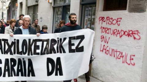 Pintadas en Andoain en las que acusan a PSOE y PP de ser 'torturadores'. / EFE Pintadas en Andoain en las que acusan a PSOE y PP de ser 'torturadores'. / EFE
