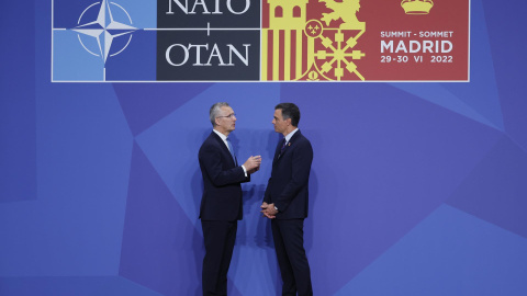 El presidente del Gobierno, Pedro Sánchez (d) junto con el secretario general de la OTAN, Jens Stoltenberg (i) esperan al resto de mandatarios para la foto oficial durante la primera jornada de la cumbre de la OTAN que se celebra este miérc El presidente del Gobierno, Pedro Sánchez (d) junto con el secretario general de la OTAN, Jens Stoltenberg (i) esperan al resto de mandatarios para la foto oficial durante la primera jornada de la cumbre de la OTAN que se celebra este miérc