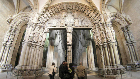 Visitantes en la Catedral de Santiago de Compostela, frente al Pórtico da Gloria - EFE Visitantes en la Catedral de Santiago de Compostela, frente al Pórtico da Gloria - EFE