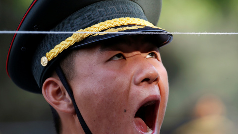 Un miembro del Ejército de Liberación del Pueblo chino permanece detrás de una cadena antes de la ceremonia de bienvenida para el presidente de Mozambique Filipe Nyussi en Pekín. REUTERS/Kim Kyung-Hoon