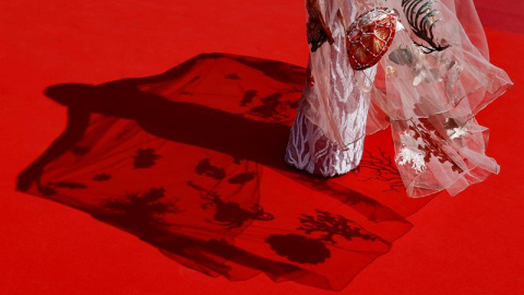 Una de las invitadas a su llegada a la proyección de la película 'Ma'Rosa' durante la 69 edición de Festival de cine Internacional de Cannes, Francia. EFE/Ian Langsdon