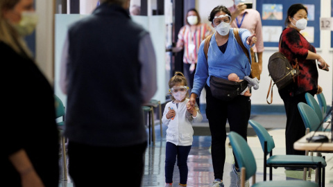 Una mujer y su hija, con mascarillas para evitar contagios de covid-19. Una mujer y su hija, con mascarillas para evitar contagios de covid-19.