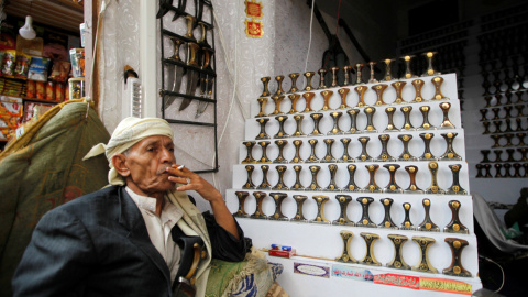 Ahmed Hizam al-Soudi, de 75 años, posa delante de su tienda de Sanaade de 'jambiyas', las tradicionales dagas curvas de Yemen.  REUTERS/Mohamed al-Sayaghi
