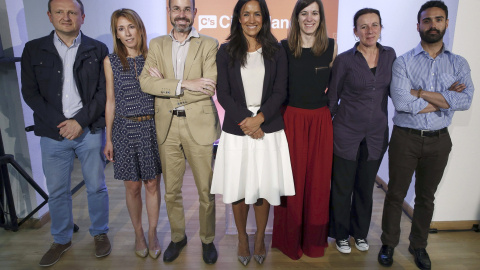 La candidata de Ciudadanos al Ayuntamiento de Madrid, Begoña Villacís, posa junto a los otros seis concejales del partido elegidos en los comicios del 24-M. EFE/Kiko Huesca La candidata de Ciudadanos al Ayuntamiento de Madrid, Begoña Villacís, posa junto a los otros seis concejales del partido elegidos en los comicios del 24-M. EFE/Kiko Huesca