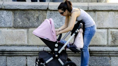 Una madre con su bebé / EFE Una madre con su bebé / EFE