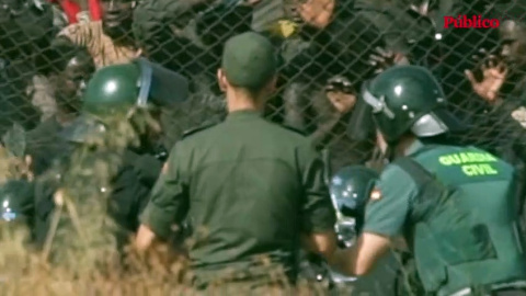 El gesto de cercanía entre un agente de la gendarmería marroquí y un policía español