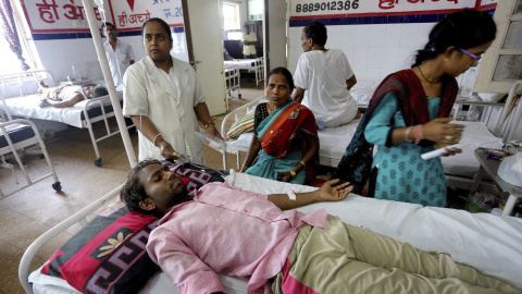Varias personas son atendidas tras sufrir deshidratación como consecuencia de la ola de calor que afecta el sureste de la India, en el hospital Jai Prakash Narayan en Bhopal, India. EFE/SANJEEV GUPTA Varias personas son atendidas tras sufrir deshidratación como consecuencia de la ola de calor que afecta el sureste de la India, en el hospital Jai Prakash Narayan en Bhopal, India. EFE/SANJEEV GUPTA