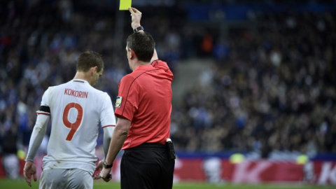 Un árbitro enseña tarjeta amarilla al ruso Kokorin en el amistoso contra Francia en Saint Denis en marzo. /AFP Un árbitro enseña tarjeta amarilla al ruso Kokorin en el amistoso contra Francia en Saint Denis en marzo. /AFP