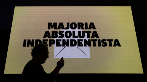 Una pantalla en la sede de la ANC muestra la frase: "Majoria absoluta independentista". REUTERS/Albert Gea