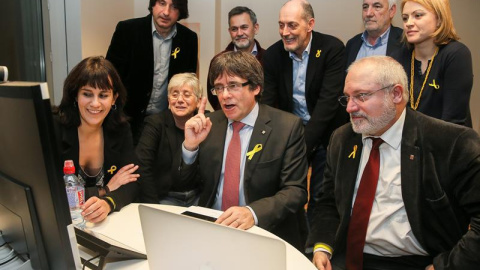 El expresidente de la Generalitat y candidato de Junts per Catalunya, Carles Puigdemont (c), sigue los resultados de las elecciones regionales catalanas, en el centro de Convenciones de Bruselas en Bélgica. EFE/ Stephanie Lecocq