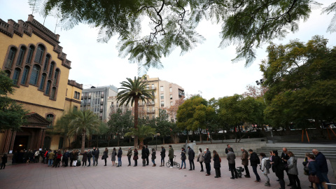 Largas colas a primera hora de la mañana para empezar las votaciones en Barcelona. / Reuters