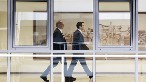 Yanis Varoufakis y Alexis Tsipras, saliendo ayer de su reunión con los negociadores en el Ministerio de Finanzas. REUTERS Yanis Varoufakis y Alexis Tsipras, saliendo ayer de su reunión con los negociadores en el Ministerio de Finanzas. REUTERS