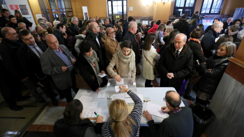 A las 9 de la mañana ya estaban abiertos 2.680 colegios electorales de Catalunya. / Reuters